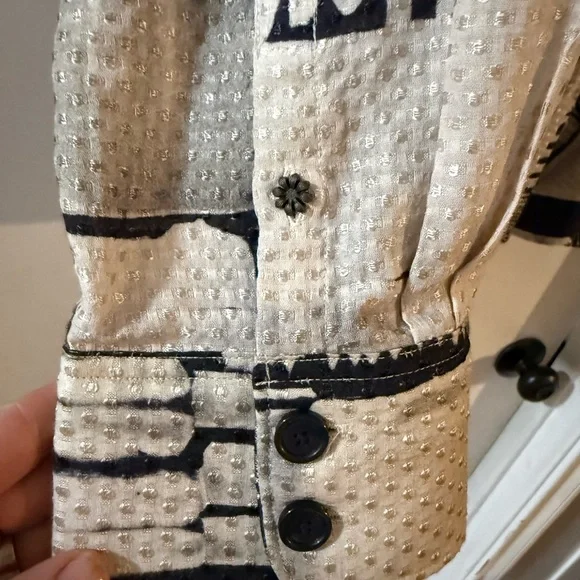 Robert Graham Abstract Black and White Shirt with Vibrant Lion Design - Picture 11 of 12